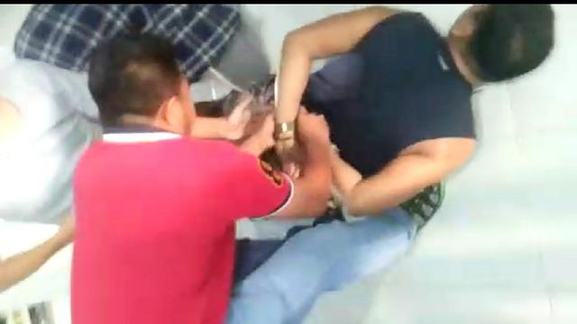 Penangkapan Kaharuddin (34) petugas Lapas Kendari yang memiliki sabu-sabu dan ganja, Selasa (30/7/2019).(Liputan6.com/Ahmad Akbar Fua)