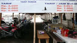Lahan tempat parkir digenangi air banjir rob di kawasan Muara Angke, Jakarta, Kamis (4/1). Informasi soal akan terjadinya luapan air laut sudah disampaikan sebelumnya. (Liputan6.com/JohanTallo)