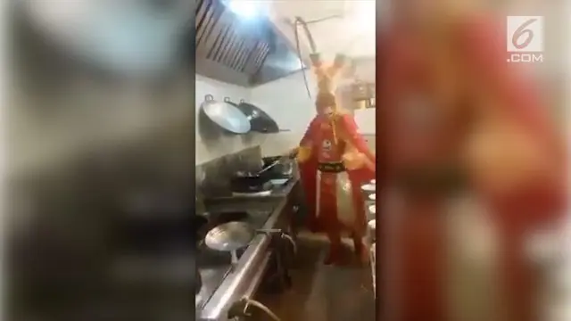 Seorang Koki restoran kenakan kostum Kera Sakti saat memasak.