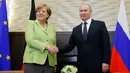 Kanselir Jerman Angela Merkel (kiri) bertemu Presiden Rusia Vladimir Putin di Sochi, Rusia, Selasa (2/5). Kedua kepala negara membahas beberapa isu salah satunya mengenai konflik di Ukraina. (AP Photo)