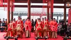 Pasangan pengantin mengikuti sebuah upacara pernikahan tradisional yang diadakan di Guiyang, ibu kota Provinsi Guizhou, China barat daya, pada 16 November 2020. (Xinhua/Ou Dongqu)
