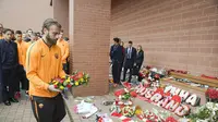 Para pemain AS Roma memberikan penghormatan untuk 96 fans Liverpool yang meninggal dalam insiden Hillsborough, Senin (23/4/2018). (Twitter/AS Roma)