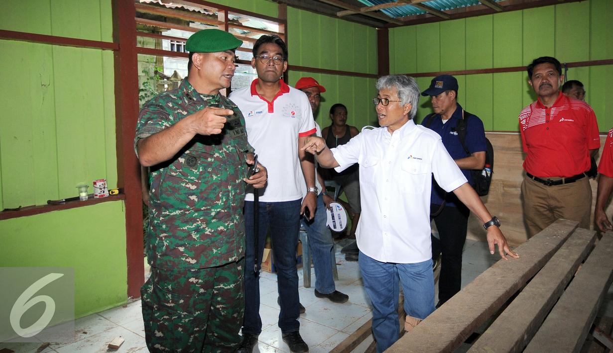 Dirut PT Pertamina, Dwi Soetjipto (tengah) bersama Dandim 1703/Manokwari Letkol Andy Parulian meninjau rumah veteran yang direnovasi lewat program bedah rumah di Amban, Distrik Manokwari, Papua Barat, Selasa (16/8). (Liputan6.com/Helmi Fithriansyah)