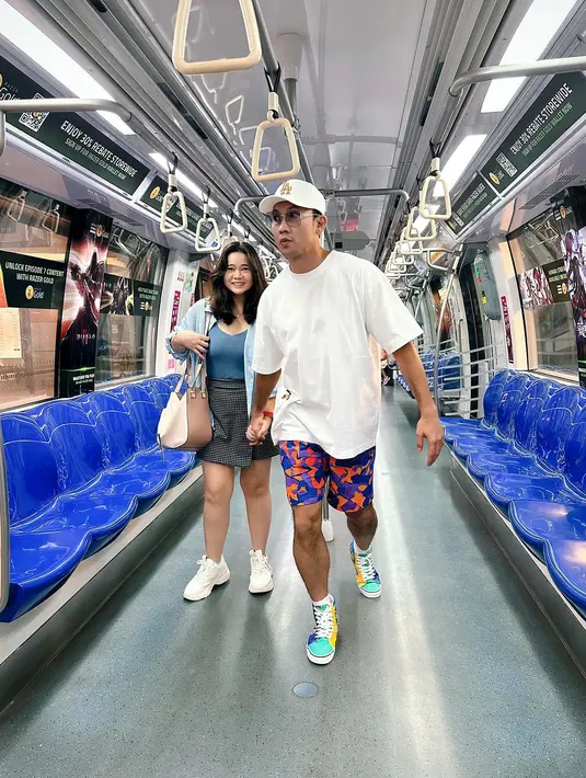 Karena seluruhnya diserahkan kepada sang istri, Densu berseloroh hanya hanya menumpang hidup pada Olivia. [Instagram/sumargodenny]