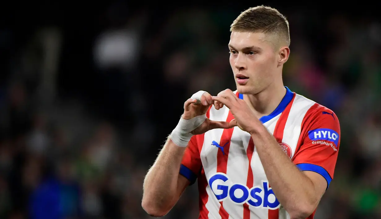 Pemain Girona, Artem Dovbyk  melakukan selebrasi setelah mencetak gol melalui tendangan penalti ke gawang Real Betis pada laga pekan ke-18 Liga Spanyol 2023/2024 di Benito Villamarin Stadium, Sevilla, Spanyol, Jumat (22/12/2023) dini hari WIB. (AFP/Cristina Quicler)