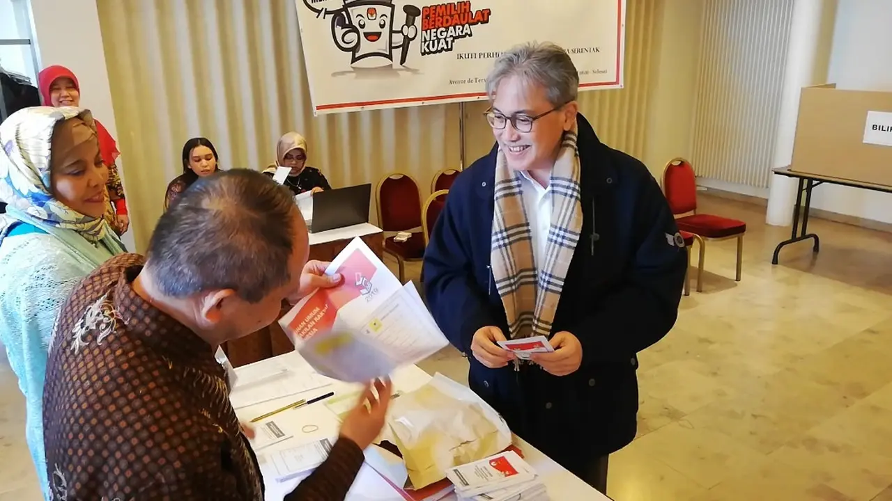 Dubes RI untuk Belgia, Yuri Octavian Thamrin, menggunakan hak suaranya dalam pemillu luar negeri di TPS KBRI Brussels pada Sabtu 13 April 2019. (kredit: KBRI Brussels)