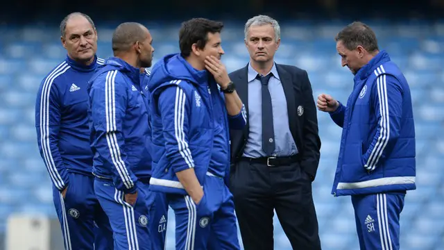 Jose Mourinho sempat menggelar rapat kecil di lapangan seusai laga melawan Liverpool di Stamford Bridge, Sabtu (31/10/2015).