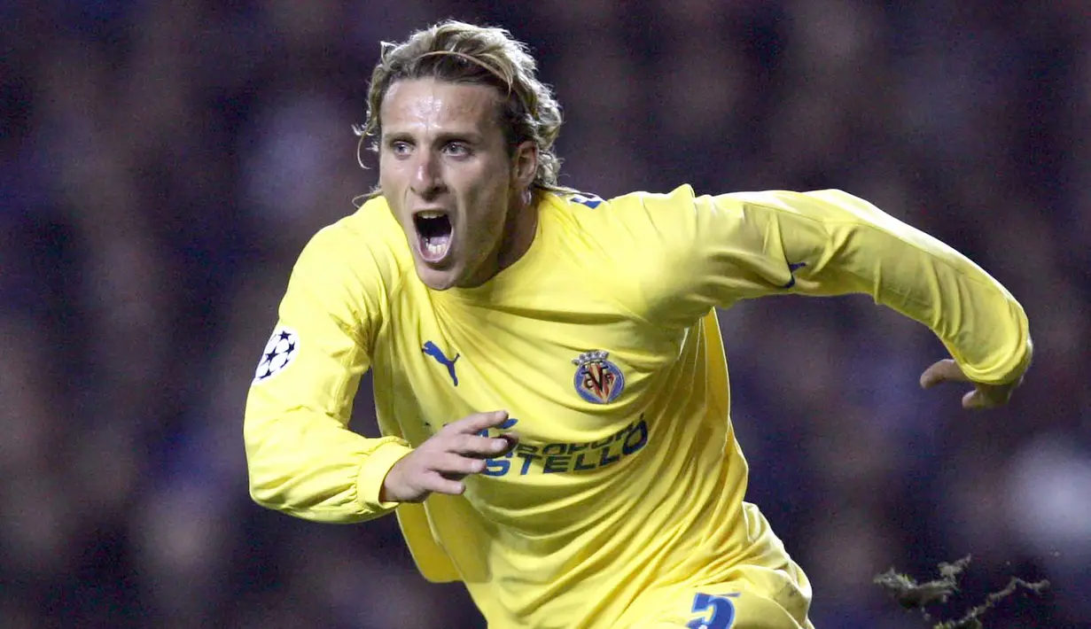 Bersama Villarreal, Diego Forlan langsung menjadi andalan di lini depan Yellow Submarine. Selama total 3 musim ia mampu mencetak 59 gol dalam 128 penampilannya. Si Badut, julukannya, akhirnya hijrah ke Atletico Madrid di awal musim 2007/2008. (AFP/Ian Stewart)
