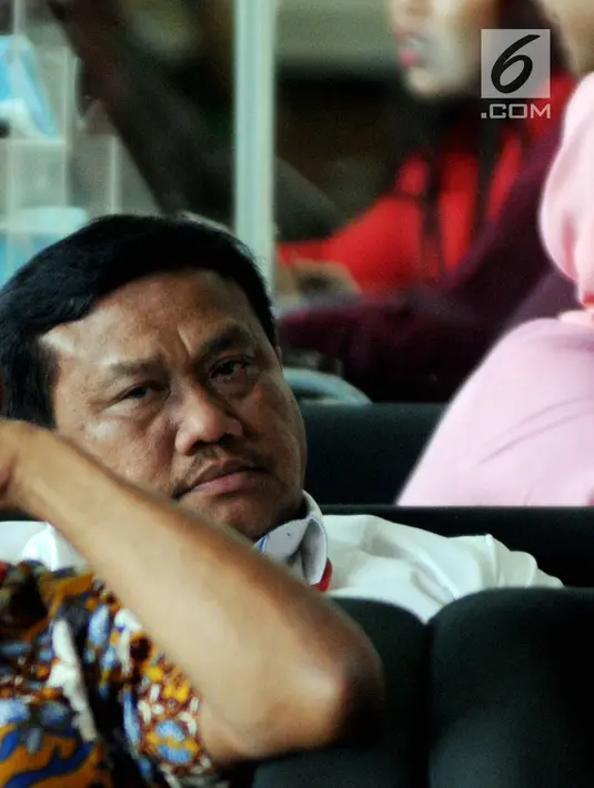 Bupati Labuhanbatu Utara Khairuddin Syah Sitorus menunggu di lobi untuk menjalani pemeriksaan oleh penyidik KPK, Jakarta, Senin (20/8). Khaerudin Sitorus diperiksa sebagai saksi untuk tersangka pejabat Kemenkeu Yaya Purnomo. (Merdeka.com/Dwi Narwoko)