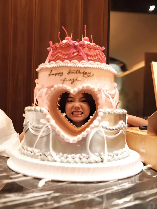 Model Kue Ultah Fuji yang Anti Mainstream (Instagram rachelvennya)