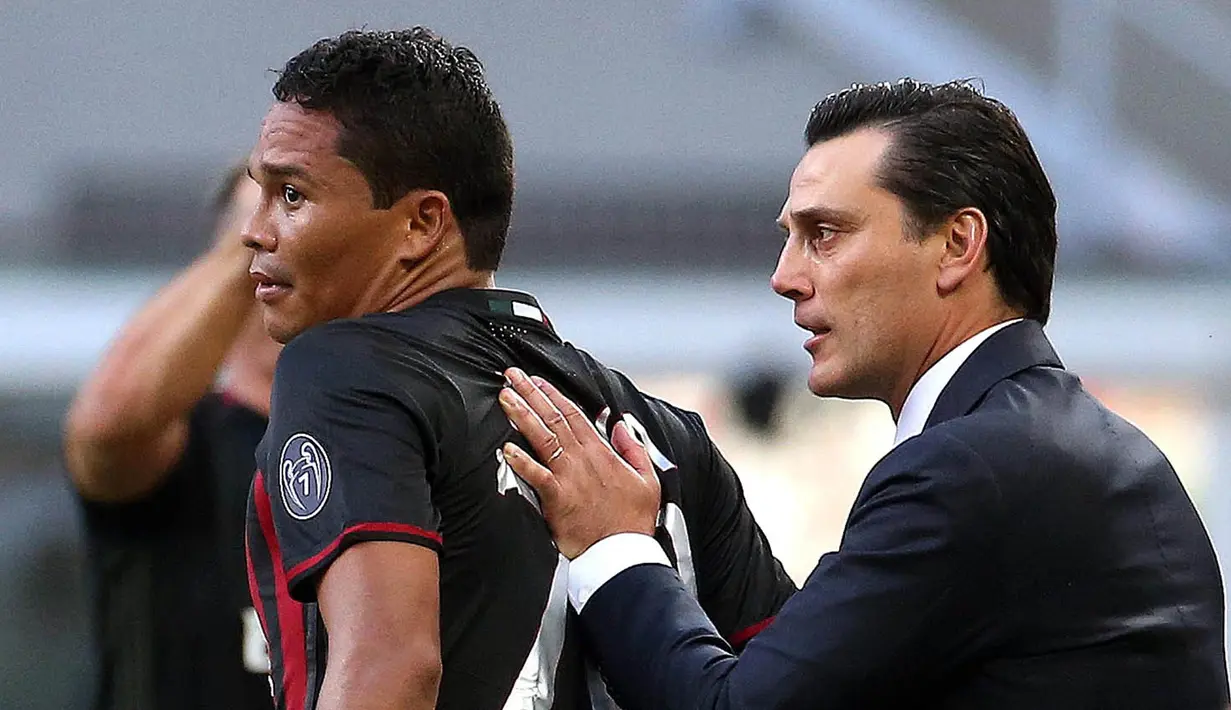 Pelatih AC Milan, Vincenzo Montella, menyemangati Carlos Bacca. Kemenangan 3-2 melawan Torino menjadi debut manis bagi pelatih anyar Rossoneri itu. (EPA/Matteo Bazi)