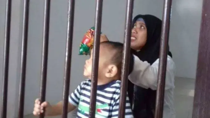 [Bintang] Cerita Haru di Balik Foto Bayi yang Berada di Dalam Penjara