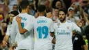 Pemain Real Madrid, Isco bersama rekan setimnya merayakan gol ke gawang Espanyol dalam lanjutan La Liga 2017/2018 di Santiago Bernabeu, Minggu (1/10). Isco jadi pahlawan tim setelah memborong dua gol. (AP/Paul White) 