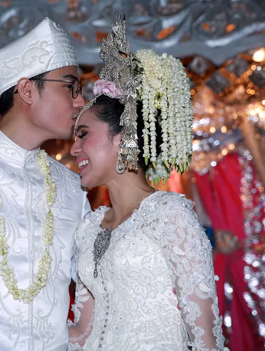 Rizky Kinos dan Nycta Gina pun merasakan hal yang sama ketika mereka melalui proses akad nikah. Meski ketika akad, Nycta Gina tak berada di depan penghulu seperti halnya Rizky, namun ia tetap merasa deg-degan. (Deki Prayoga/Bintang.com)