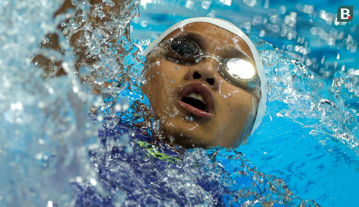 Perenang DKI Jakarta, Adelia Chantika beraksi dalam nomor 4x100 meter estafet gaya ganti putri Kejuaraan Nasional Akuatik Indonesia 2026 di Stadion Akuatik Gelora Bung Karno, Senayan, Jakarta, Jumat (01/05/2026). (Bola.com/Bagaskara Lazuardi)