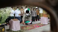 Gubernur Jawa Barat Ridwan Kamil saat ziarah ke Makam Mbah Kholil Bangkalan Madura. Foto (istimewa)