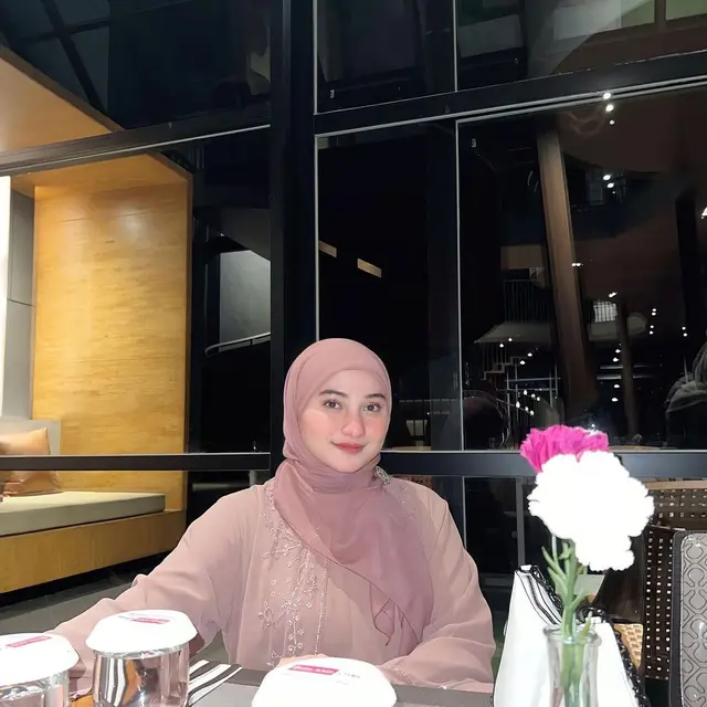 6 Potret Terbaru Nadzira Shafa Istri Mendiang Ameer Azzikra, Gaya Hijab Disorot