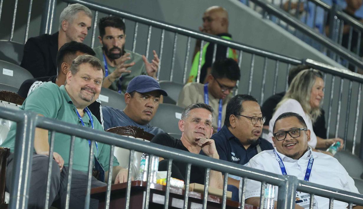 Sebagai informasi, sejak ditunjuk menjadi Timnas Indonesia, John Herdman sudah cukup sering datang langsung ke stadion untuk mengamati partai-partai BRI Super League. Tampak dalam foto, pelatih Timnas Indonesia, John Herdman (tengah, baris depan) saat menyaksikan laga Dewa United kontra Borneo FC Samarinda pada pertandingan pekan ke-22 BRI Super League 2025/2026 di Indomilk Arena, Tangerang, Banten, Minggu (22/2/2026) malam WIB. (Bola.com/M Iqbal Ichsan)
