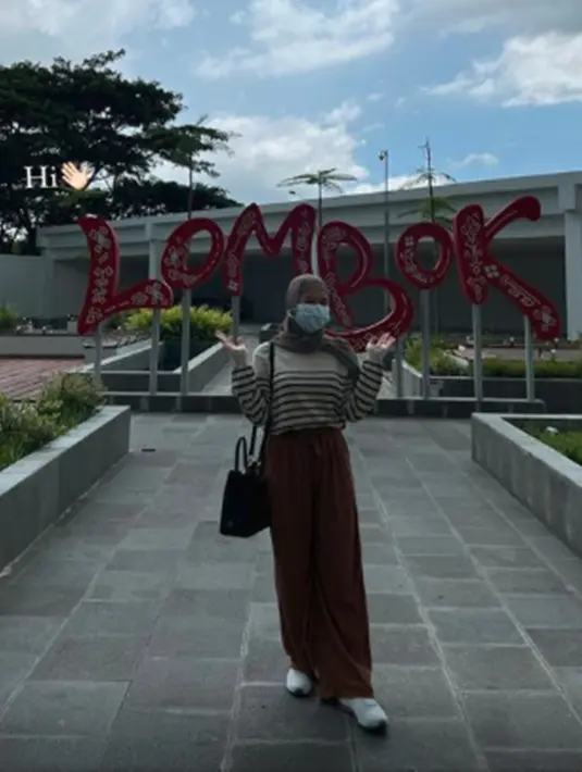 Mantap tampil beda dalam balutan hijab, padu padan outfit Jessica Anastasya ini bak ABG. Meski sudah menikah, tak dipungkiri jika penampilan stylish bintang sinetron Namaku Mentari ini memperlihatkan Jessica masih seperti gadis. Meski pakai masker sekalipun, pesona mahasiswi lulusan Universitas Indonesia ini tak memudar. (Liputan6.com/IG/@jessicaanastasya20)