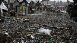 Sejumlah warga membersihkan jalan yang tertutup sampah usai Badai Matthew menghantam Port-au-Prince di Haiti (4/10). Keganasan Badai Matthew ini telah meluluhlantakkan wilayah Haiti. (REUTERS/Carlos Garcia Rawlins)