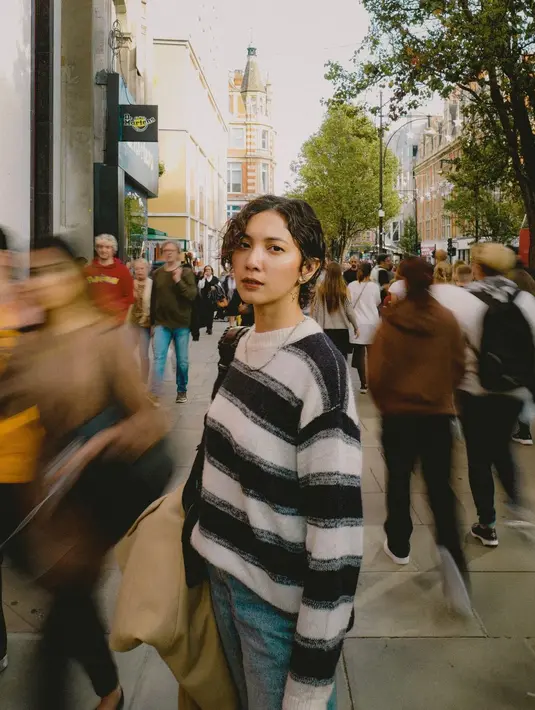 Untuk film terbarunya, Sheila Dara rela memangkas rambutnya menjadi pixie cut. @sheiladaisha.