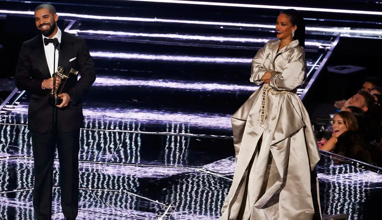 Drake tersenyum sebelum memberikan penghargaan Michael Jackson Video Vanguard kepada Rihanna di MTV VMA 2016, New York, AS, (28/8). Drake dan Rihanna ramai dirumorkan menjalin hubungan asmara. (REUTERS/Lucas Jackson)