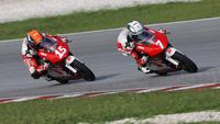 Dua pembalap binaan PT Astra Honda Motor: Reykat Fadillah (kiri) dan Veda Ega Pratama saat mengikuti Asia Talent Cup. (Dokumentasi PT AHM)