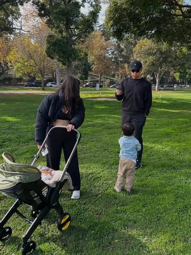 Nikita Willy saat Dorong Stroller Putra Ke-2 di Hari Pertama Tahun 2025. [@yorafebrina]