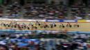 Para pebalap Sepeda sedang melaju pada final putri Kejuaraan UCI World Track Cycling Championships di London, Sabtu (5/3/2016). (REUTERS/Matthew Childs)  