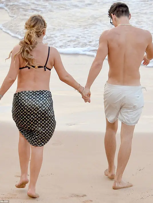 Putus dari James Packer, nampaknya Mariah tak merasakan kegalauan. Ia terlihat baik-baik saja di foto bersama Bryan Tanaka itu. (doc.dailymail.com)