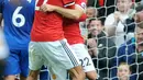 Pemain Manchester United, Henrikh Mkhitaryan dan Marouane Fellaini berselebrasi setelah mencetak gol ke gawang Everton pada laga pekan kelima Liga Inggris 2017/2018 di Stadion Old Trafford, Minggu (17/9). MU menang dengan skor 4-0. (AP Photo/Rui Vieira)