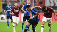 Striker Inter Milan, Lautaro Martinez, berusaha melewati bek AC Milan, Mateo Musacchio, pada laga Serie A di Stadion San Siro, Milan, Sabtu (21/9). Milan kalah 0-2 dari Inter. (AFP/Miguel Medina)