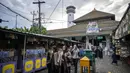 Sore menjelang waktu berbuka, kawasan ini ramai dikunjungi warga dan sejumlah pedagang pakaian/makanan beroperasi hingga 24 jam. Tampak dalam foto, warga berjalan saat bulan suci Ramadan di sekitar Masjid Sunan Ampel, Surabaya, Jawa Timur, pada Minggu 8 Maret 2026. (JUNI KRISWANTO/AFP)