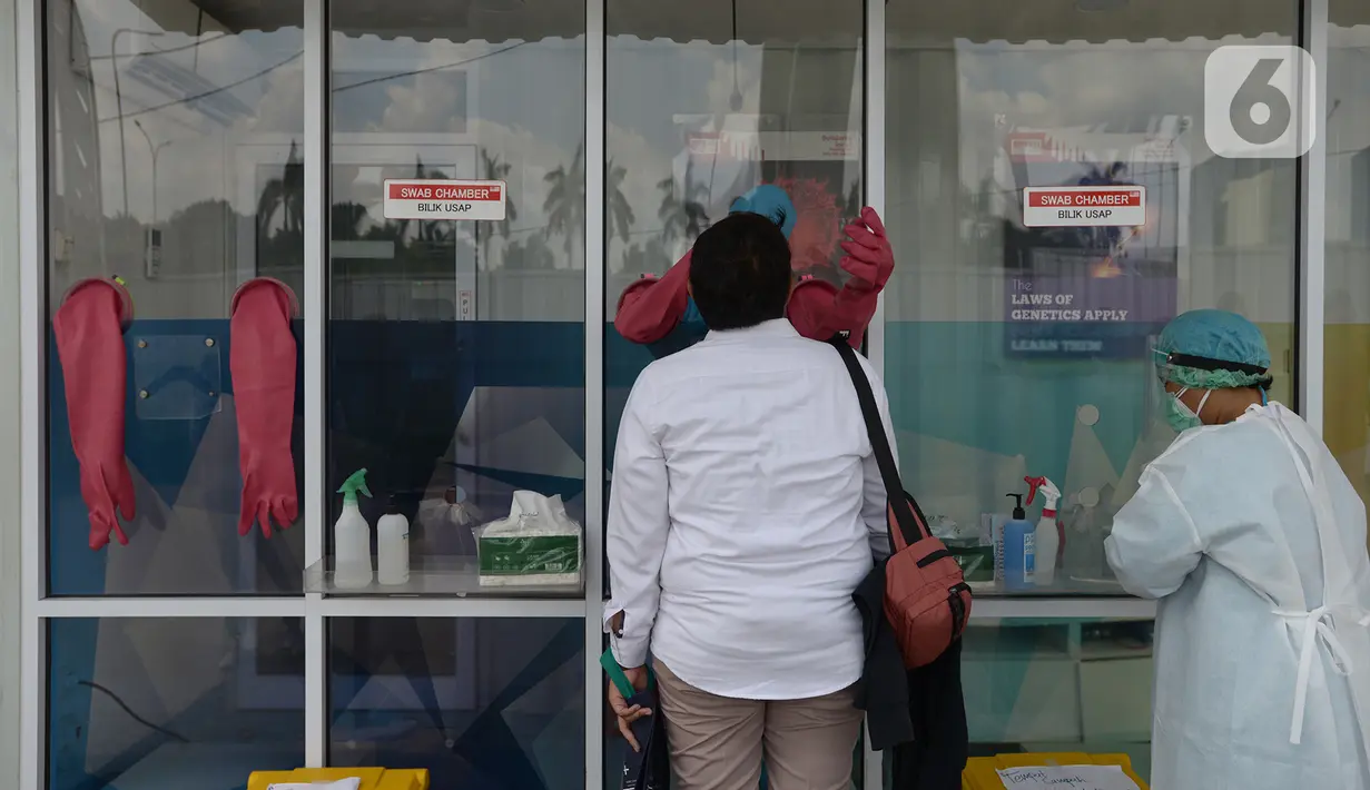Warga menjalani "swab test" di GSI Lab (Genomik Solidaritas Indonesia Laboratorium), Cilandak, Jakarta, Rabu (7/10/2020). Pemerintah menetapkan harga batas tes usap alias tes swab melalui PCR untuk mendeteksi Covid-19 agar mendorong masyarakat melakukan tes secara mandiri. (merdeka.com/Imam Buhori)