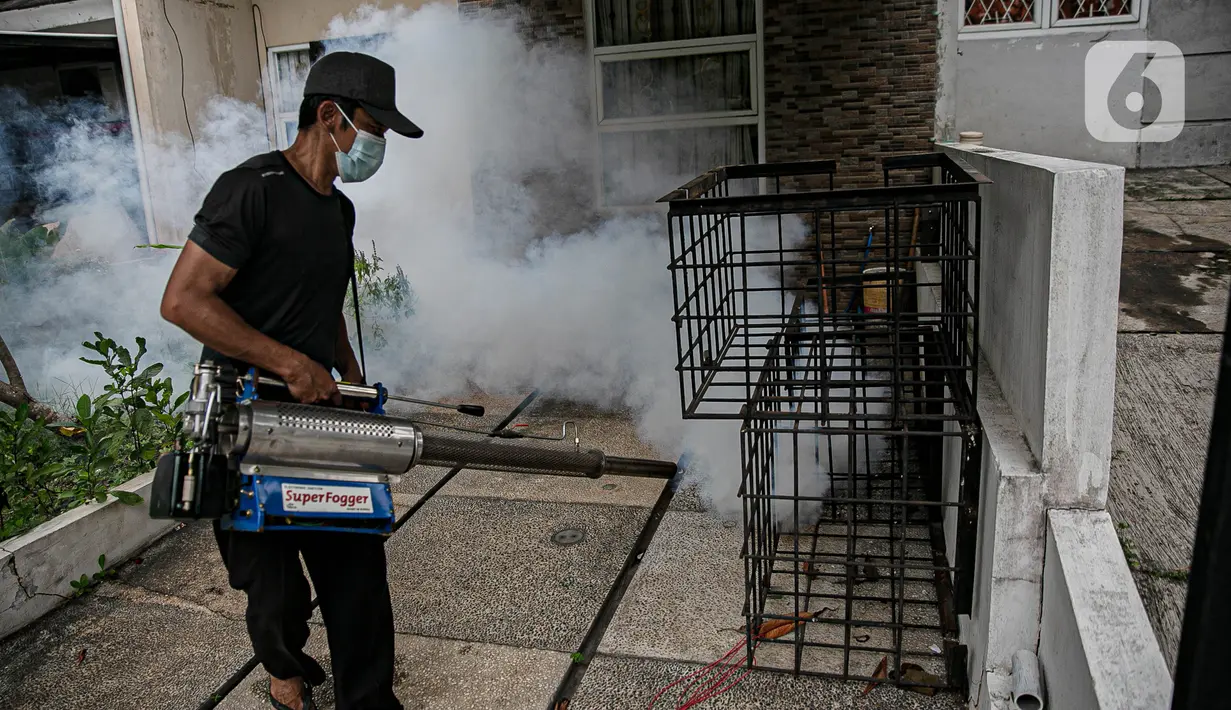Aktivitas "fogging" atau pengasapan di perumahan Cinere Green Valley, Tangerang Selatan, Minggu (17/1/2021). Pengasapan untuk pencegahan penyakit Demam Berdarah Dengue (DBD) yang disebabkan gigitan nyamuk Aedes Aegypti terlebih sudah memasuki musim hujan. (Liputan6.com/Faizal Fanani)