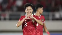 Pemain Timnas Indonesia U-23, Witan Sulaeman, melakukan selebrasi setelah mencetak gol ke gawang Timnas Chinese Taipe U-23 dalam pertandingan Grup K Kualifikasi Piala Asia U-23 2024 yang berlangsung di Stadion Manahan, Solo, Sabtu (9/9/2023). (Bola.com/Arief Bagus Prasetiyo)