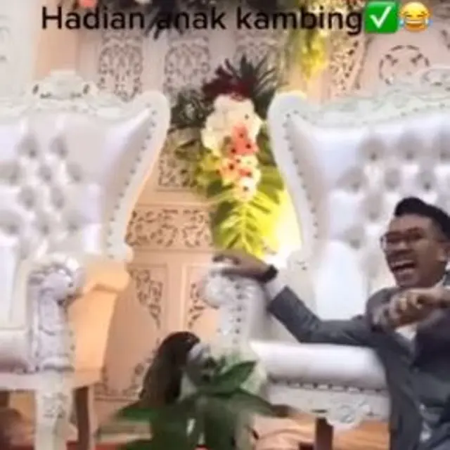 Bukan Peralatan Rumah Tangga, Teman Pengantin Pria Bawa Hadiah Tak Terduga
