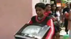 Sebanyak 167 warga di kawasan Batu Gantung Dalam, Kota Ambon, Maluku, mengungsi ke tempat yang aman. Kawasan di sana disinyalir akan terjadi longsor susulan. 