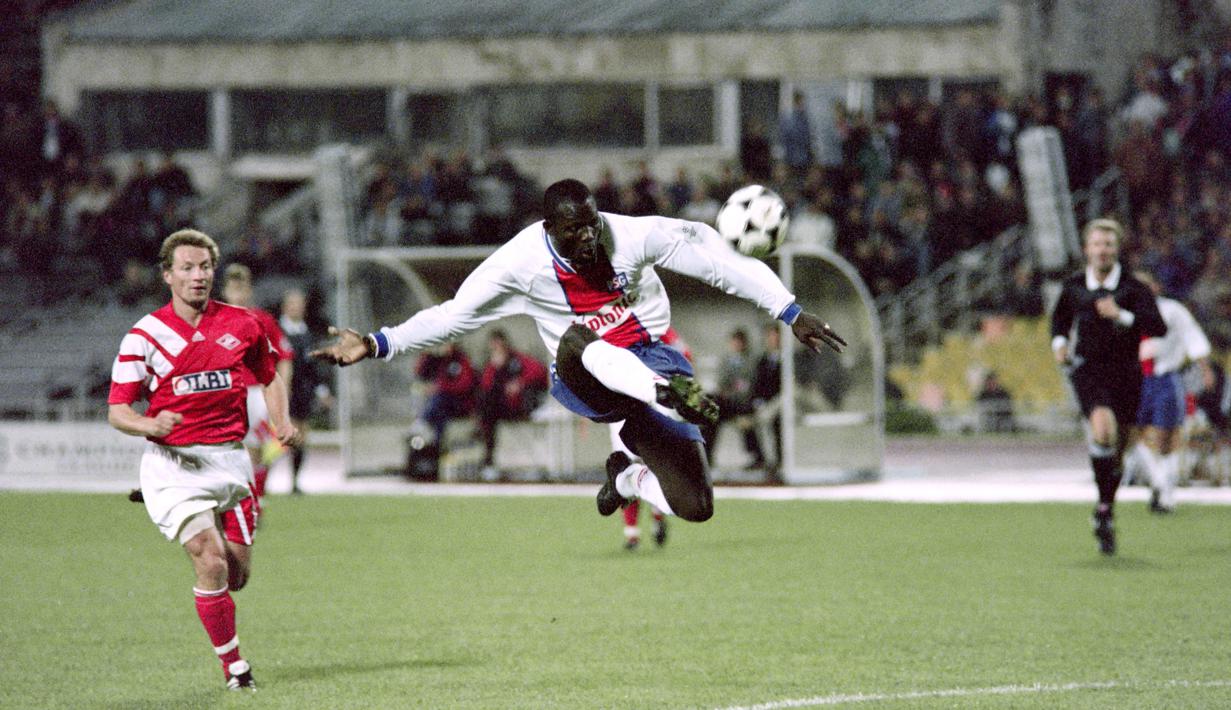 3. George Weah - Weah adalah salah satu striker terbaik yang pernah dimiliki PSG. Namun sayang peraih Ballon d'Or satu-satunya dari benua Afrika itu belum bisa mempersembahkan liga Champions untuk Les Parisiens. (AFP/Hector Mata)