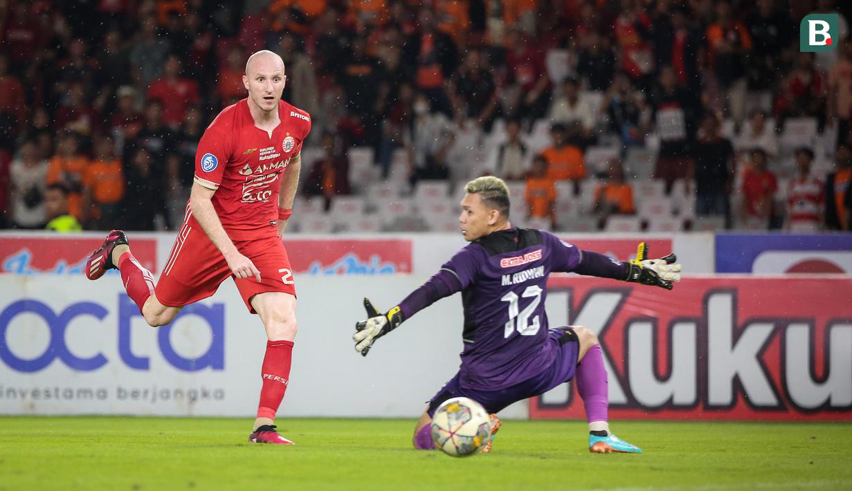 <p>Pemain Persija Jakarta, Michael Krmencik (kiri) berusaha mencetak gol ke gawang PSS Sleman pada laga terakhir BRI Liga 1 2022/2023 di Stadion Utama Gelora Bung Karno (SUGBK), Senayan, Jakarta, Sabtu (15/04/2023). (Bola.com/Bagaskara Lazuardi)</p>