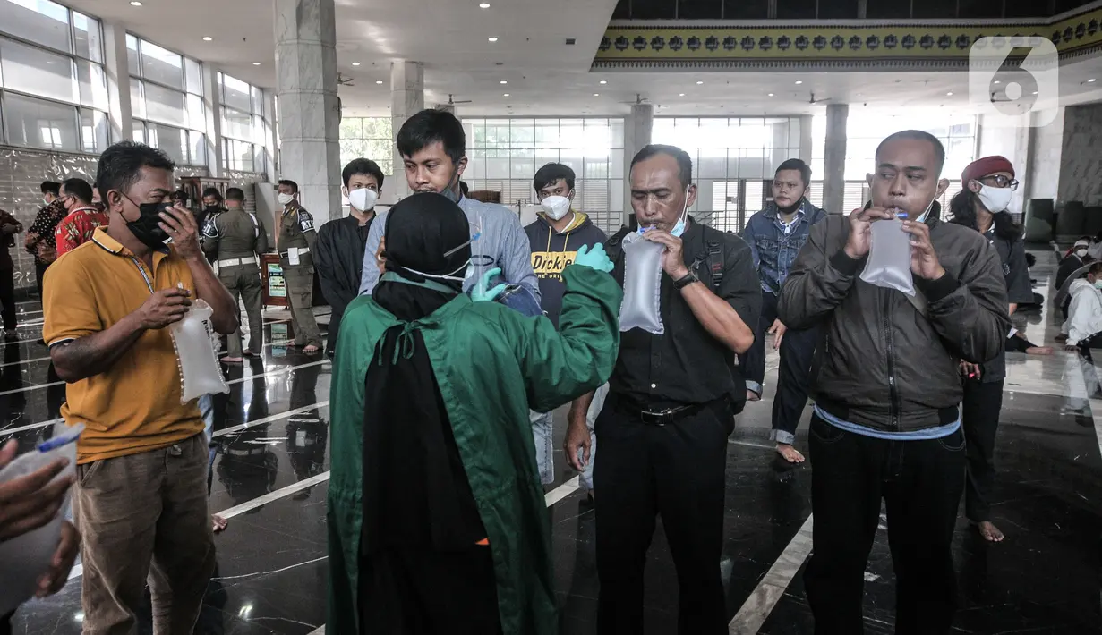Peserta melakukan tes Genose Covid-19 sebelum menjalani pengapusan tato di Masjid Baitul Muhyi, Kompleks Wali Kota, Jakarta Timur, Jakarta, Kamis (29/4/2021). Layanan hapus tato gratis untuk 550 orang se-DKI Jakarta yang berlangsung di 10 lokasi berbeda. (merdeka.com/Iqbal S. Nugroho)