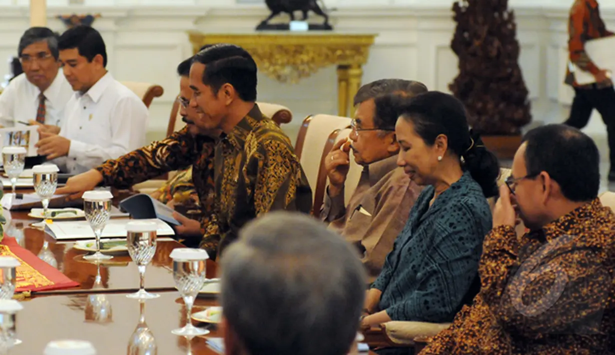 Presiden Joko Widodo (tengah) didampingi Wapres Jusuf Kalla dan para Menteri saat rapat Konsultasi di Istana Merdeka, Jakarta, Senin (2/2/2015). Rapat konsultasi tersebut  membahas isu terkini di dalam negeri. (Liputan6.com/Faizal Fanani)