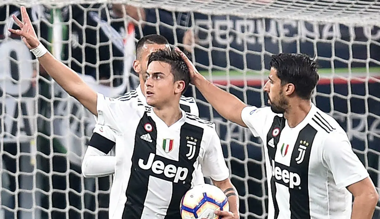 Penyerang Juventus, Paulo Dybala, melakukan selebrasi usai membobol gawang AC Milan pada laga Serie A di Stadion Allianz, Turin, Sabtu (6/4). Juventus menang 2-1 atas AC Milan. (AP/Andrea Di Marco)