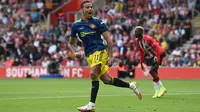 Pemain Manchester United Mason Greenwood melakukan selebrasi usai mencetak gol ke gawang Southampton pada pertandingan Liga Inggris di Stadion St Mary, Southampton, Inggris, 22 Agustus 2021. Pertandingan berakhir imbang 1-1. (Glyn KIRK/AFP)