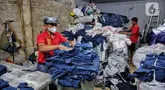 Relawan merapikan karung yang berisi pakaian bekas tidak layak pakai di Jakarta, Kamis (17/4/2025). (Liputan6.com/Angga Yuniar)