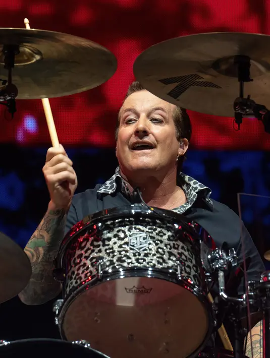 <p>Drummer band rock Amerika Serikat Green Day, Tre Cool tampil pada akhir pekan Formula 1 Grand Prix Amerika Serikat 2022 atau F1 GP Amerika Serikat 2022 di Sirkuit Amerika, Austin, Texas, Amerika Serikat, 21 Oktober 2022. F1 GP Amerika Serikat 2022 diselenggarakan dari tanggal 22 sampai 24 Oktober 2022. (SUZANNE CORDEIRO/AFP)</p>