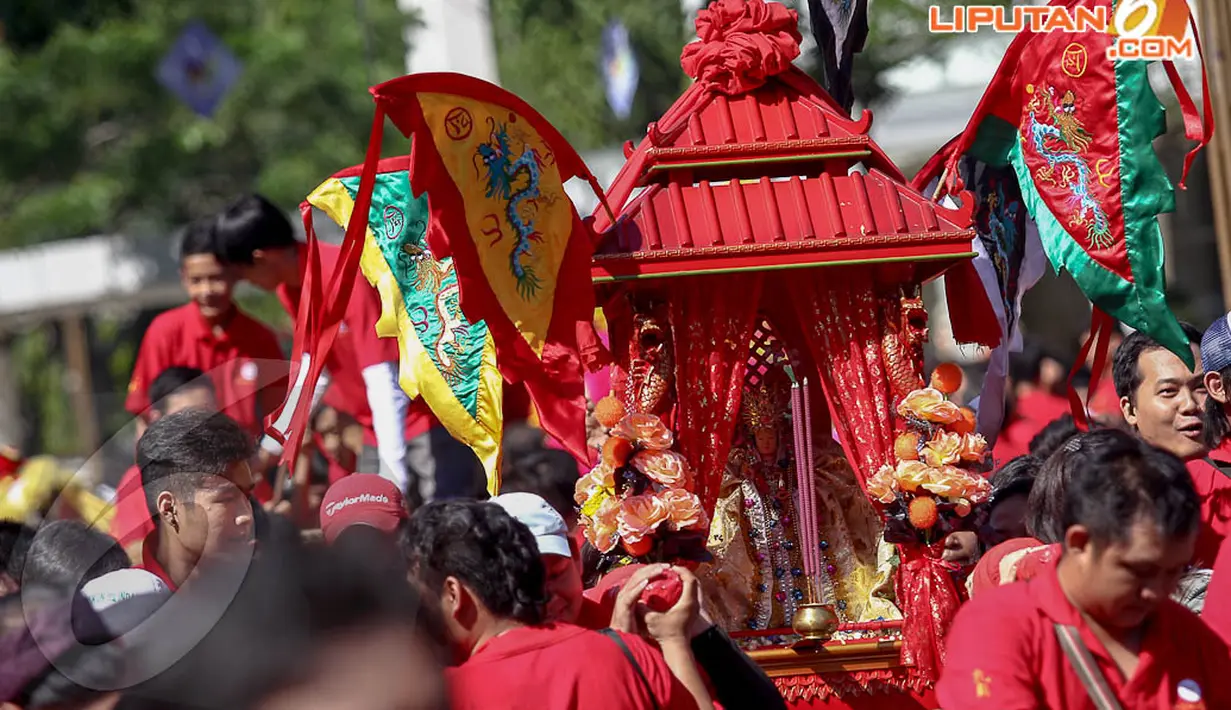 Warna merah mendominasi acara Gotong Tua Pe Kong di Klenteng Kong Miao, Jakarta, Minggu (20/04/14). (Liputan6.com/Faizal Fanani)