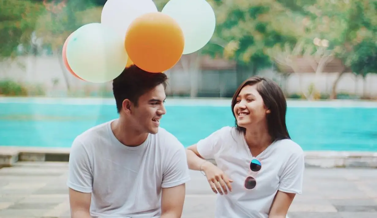 Cut Syifa dan Rizky Nazar, sepasang insan muda yang kerap disebut memiliki hubungan spesial. Meski katanya hanya sekedar berteman baik, namun keduanya sering habiskan waktu bersama dan ini potret keakraban mereka. (Instagram/cutsyifaa)