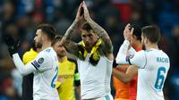 Pemain Real Madrid, Sergio Ramos bertepuk tangan ke hadapan suporter usai menjamu Borussia Dortmund pada matchday terakhir Grup H Liga Champions di Stadion Santiago Bernabeu, Kamis (7/12). Real Madrid menang 3-2 atas Borussia Dortmund. (AP/Francisco Seco)