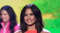 Penyanyi Demi Lovato berbicara di atas panggung sebelum mendapatkan semprotan cairan hijau 'slimed'  dalam  Kids Choice Awards di Los Angeles, California, AS, (11/3). (Chris Pizzello/Invision/AP)